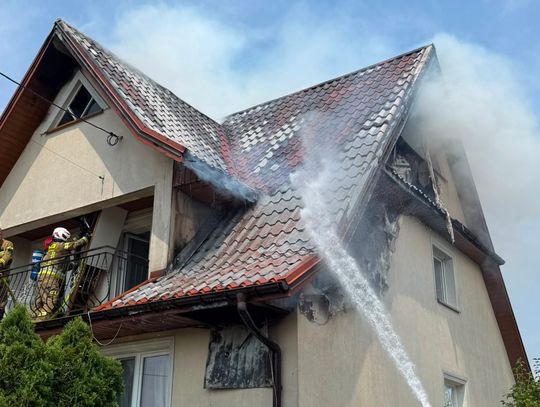 Pali się dom, strażacy walczą z ogniem