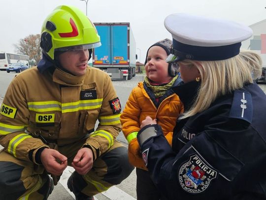 Pamięci Ofiar Wypadków Drogowych. Policjanci rozdają odblaski i edukują kierowców