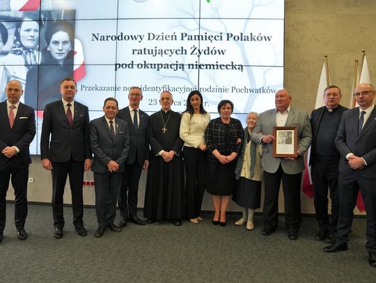 Polacy ratowali Żydów i ginęli za to z rąk Niemców. Tragiczna historia rodziny Pochwatków Plansze wystawy o rodzinie Ulmów przy Poczcie Głównej w Lublinie; ekspozycja przypomina o losach Polaków, którzy zostali zamordowani przez Niemców za ukrywanie Żydów.