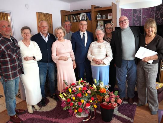 Pani Eleonora skończyła 100 lat. Kwiaty i list od premiera stulatka, urodziny pani Eleonory, zdjęcie grupowe