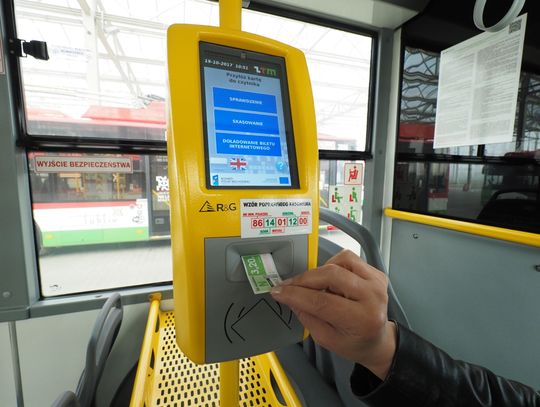 Pasażer kasuje bilet w pojeździe komunikacji miejskiej