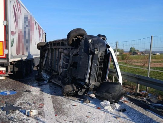 Pechowa seria kolizji na S17. Ranny policjant trafił do szpitala