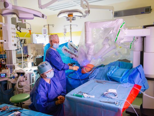 Pięćsetna operacja z użyciem robota da Vinci w COZL. „Technologia staje się przedłużeniem rąk chirurga”