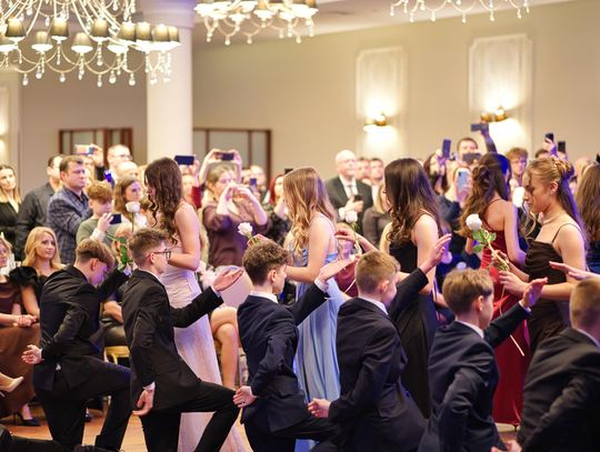 Bal ósmoklasistów Szkoły Podstawowej nr 52 im. Marii Konopnickiej w Lublinie był dla wielu z nich pierwszym tak uroczystym wydarzeniem w szkolnym życiu