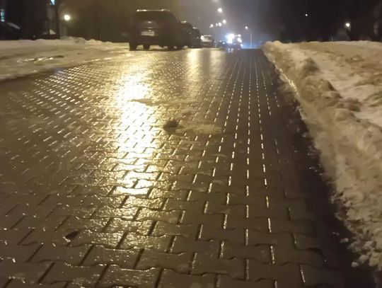 oblodzony chodnik