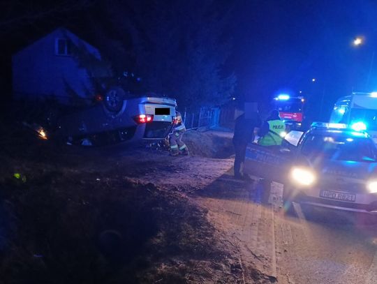 Pijany dachował w Rykach. Auto uderzyło w ogrodzenie dachowanie w Rykach