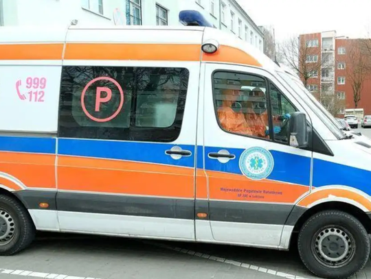 Karetka pogotowia ratunkowego zaparkowana pod SOR-em.