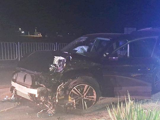 Pijany uderzył samochodem w drzewo. Auto wezwało policję
