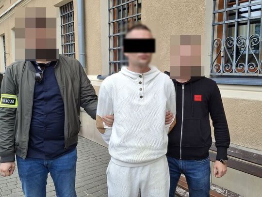Pijany zostawił auto na skrzyżowaniu i poszedł kraść paliwo