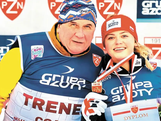 Monika Skinder razem z trenerem Waldemarem Kołcunem