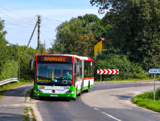 Autobus komunikacji miejskiej w kierunku Radawca