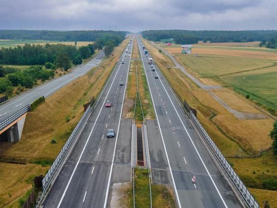 Na drodze ekspresowej S17 w rejonie Żerdzi zakończyły się prace naprawcze nawierzchni. Ruch odbywa się już obiema jezdniami, a drogowcy prowadzą dalszy monitoring trasy i przygotowują kolejne działania prewencyjne.
