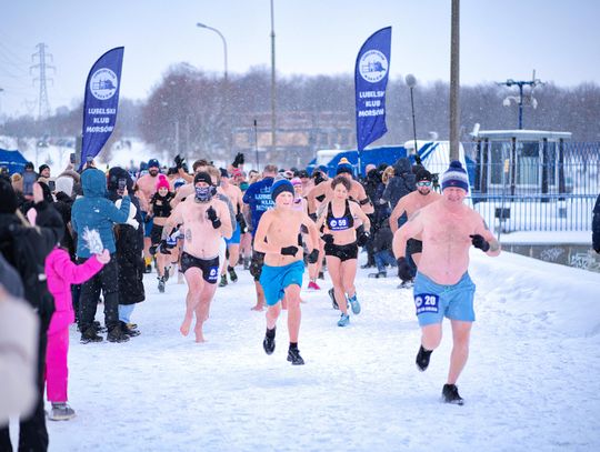 Pobiegli "na golasa" w śniegu! Lubelskie morsy pokazują hart ducha