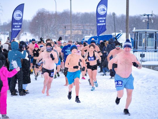 Pobiegli "na golasa" w śniegu! Lubelskie morsy pokazują hart ducha