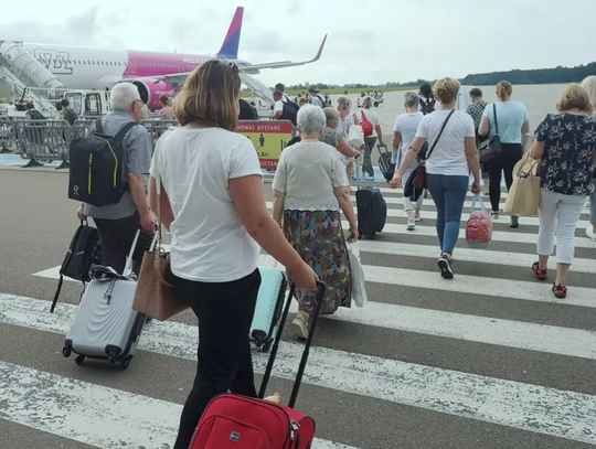 pasażerowie WizzAir zmierzający do samolotu