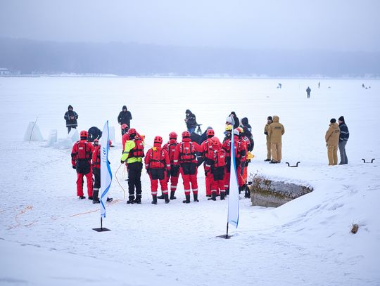 Ćwiczenia służb ratowniczych na zamarzniętym akwenie