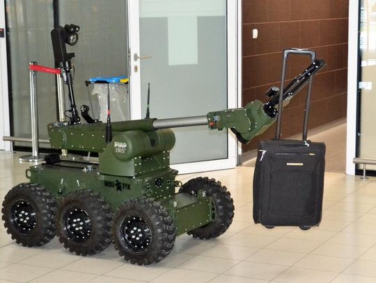 Podejrzana walizka na lotnisku. Służby ćwiczyły akcję z udziałem robota „Wojtka”