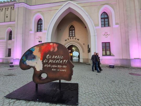 Wystawa „Co babie do pędzla?!” przed Muzeum na Zamku – instalacja artystyczna przy wejściu