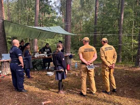 Policjanci rozmawiali o bezpieczeństwie podczas letniego wypoczynku