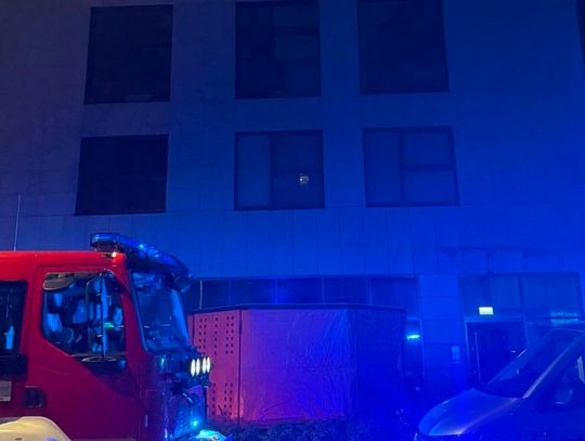 Policjanci uratowali 28-latkę. Stała na zewnętrznym parapecie i groziła skokiem