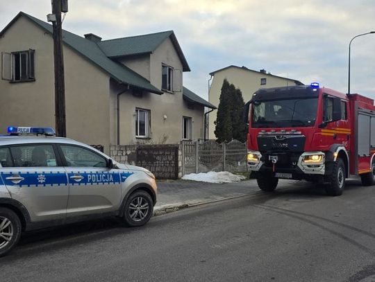 Policjanci uratowali dwoje 42-latków z płonącego domu w Biłgoraju