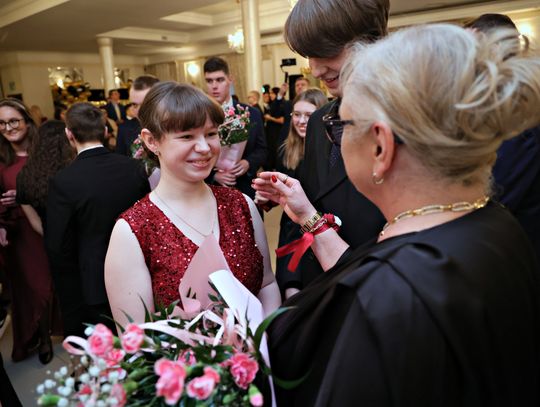 Polonez na rozpoczęcie nowego etapu. Bal ósmoklasistów SP nr 26 w Lublinie