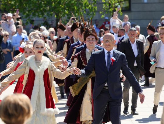 Poloneza czas zacząć! 617 par uczciło rocznicę uchwalenia Konstytucji