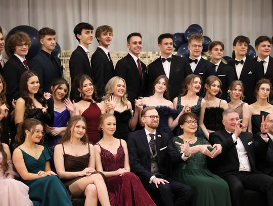 Studniówka III LO im. Unii Lubelskiej – pamiątkowe zdjęcie uczestników balu