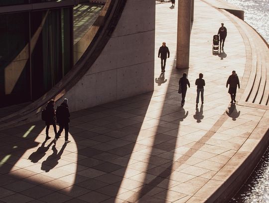 Spacerowicze w centrum miasta