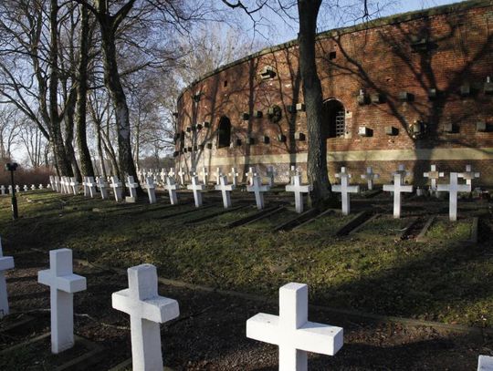 Ponad 236 tys. zł na remont mogił na Rotundzie Zamojskiej Miasto Zamość otrzymało ponad 236 tys. zł z ministerstwa na remont mogił na Rotundzie Zamojskiej.