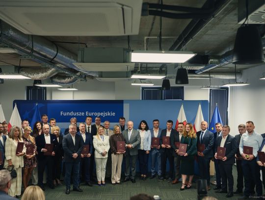 Marszałek Województwa Lubelskiego Jarosław Stawiarski wraz z przedstawicielami 28 przedsiębiorstw z regionu podczas uroczystego wręczenia umów o dofinansowanie z programu Fundusze Europejskie dla Lubelskiego 2021–2027. Łączna wartość podpisanych umów przekracza 137 mln zł, w tym ponad 71 mln zł stan