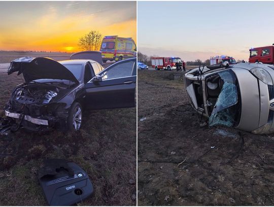 wypadek - dwa zniszczone samochody i praca ratowników oraz strażaków