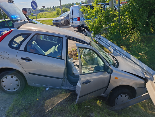 Pościg w Białej Podlaskiej. 44-latek uciekał przed policją, zakończył jazdę na barierach