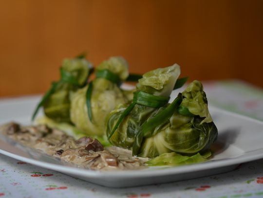 Gołąbki z kapusty związane szczypiorkiem