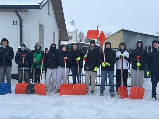 Postawa godna pochwały. Uczniowie złapali za łopaty i zaczęli odśnieżać Godna naśladowania postawa uczniów