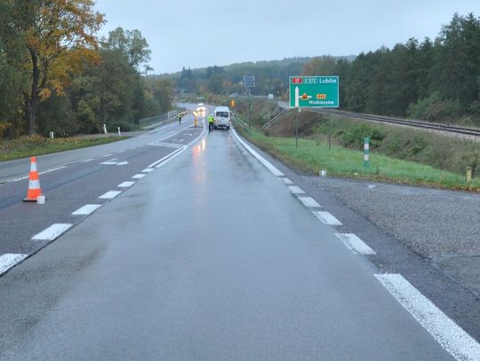 Potrącenie 76-latki na DK17. Kierowca próbował uniknąć zderzenia