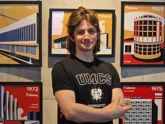 Domicjan Grabowski na tle wystawy