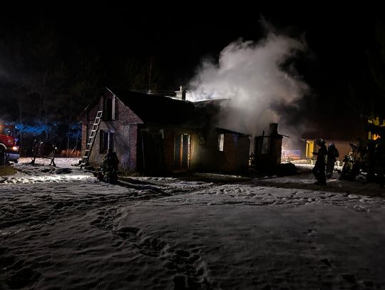 Pożar domu w Piotrowicach. Do poszkodowanych wezwano śmigłowiec pożar w Piotrowicach