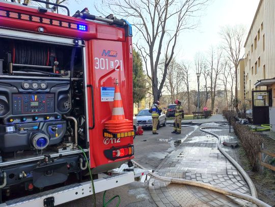 Pożar mieszkania w Lublinie, płomienie wychodziły oknem Pożar mieszkania w Lublinie, płomienie wychodziły oknem