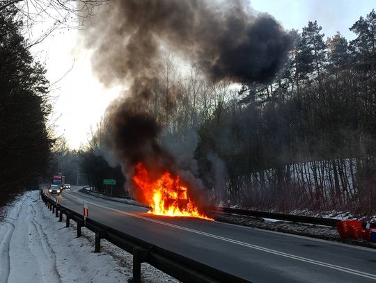 Pożar samochodu na drodze w Skowieszynku Pożar samochodu na drodze w Skowieszynku