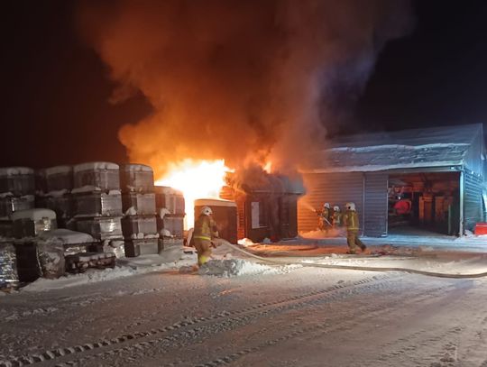 Pożar w tartaku w Krupem. Policjanci po służbie jako pierwsi ruszyli na pomoc