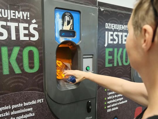 Problem z systemem kaucyjnym. W sklepach nie ma butelkomatów. Minister: To się zmieni w 2026 roku Problem z systemem kaucyjnym. W sklepach nie ma butelkomatów. Minister: To się zmieni w 2026 roku