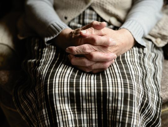 „Proszę napełnić pojemniki wodą”. 88-latka wpuściła nieznajomą do mieszkania i straciła 8 tys. zł