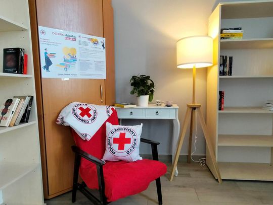 Kącik czytelniczy Polskiego Czerwonego Krzyża z książkami i materiałami informacyjnymi w ramach akcji „DOBROzbiórka książki”