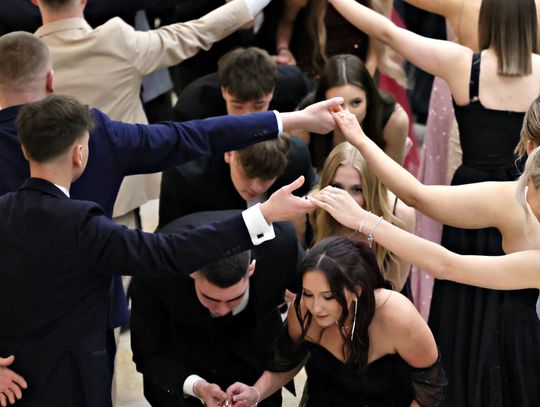 Maturzyści podczas poloneza na balu maturalnym