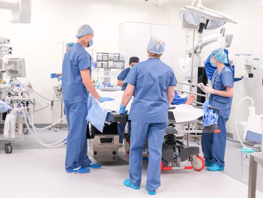 Przełomowa operacja w Lublinie. Neurochirurdzy pomogli pacjentowi z achondroplazją
