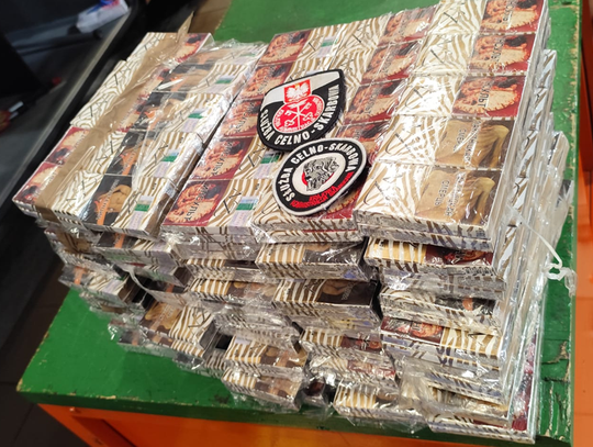 Przemyt nie po ich myśli. Funkcjonariusze znaleźli papierosy ukryte w kołach zapasowych