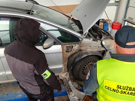 Prześwietlili auto i znaleźli specjalną skrytkę. Ponad 8 kg marihuany jechało przez granicę