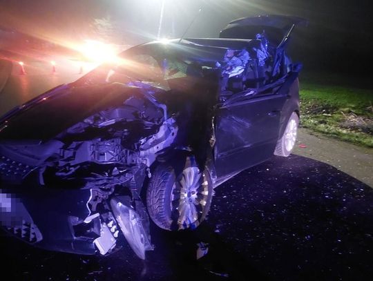 Przyczepa odczepiła się od ciągnika i uderzyła w osobówkę. Groźne zdarzenie w gminie Mełgiew