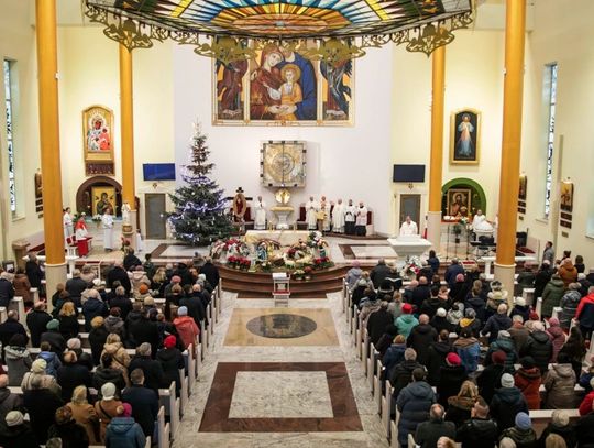 wierni, wnętrze kościoła św. Rodziny w Puławach